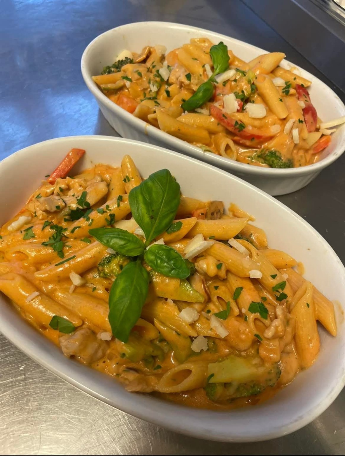 To skåler med pasta klare til servering