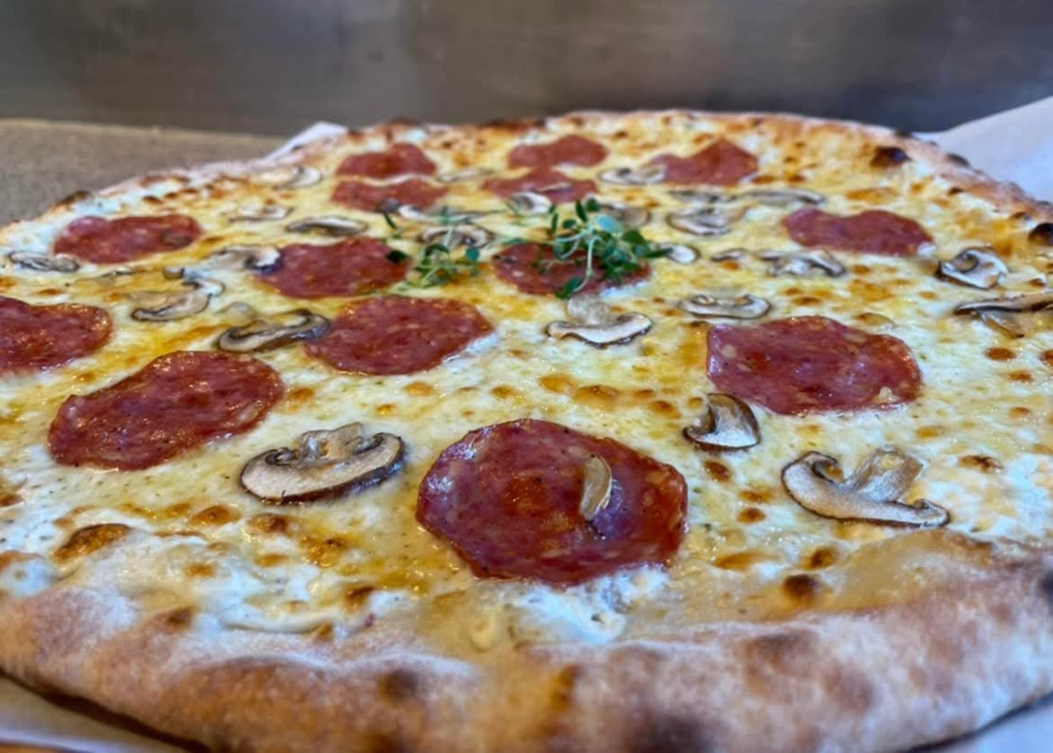 Nærbilde av pizza med salami og sopp