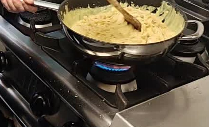 Pasta tilberedes i panna på Tony’s kjøkken